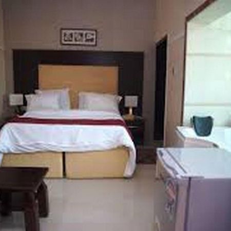 Room In Lodge - Hampton Towers Spa Asaba Extérieur photo