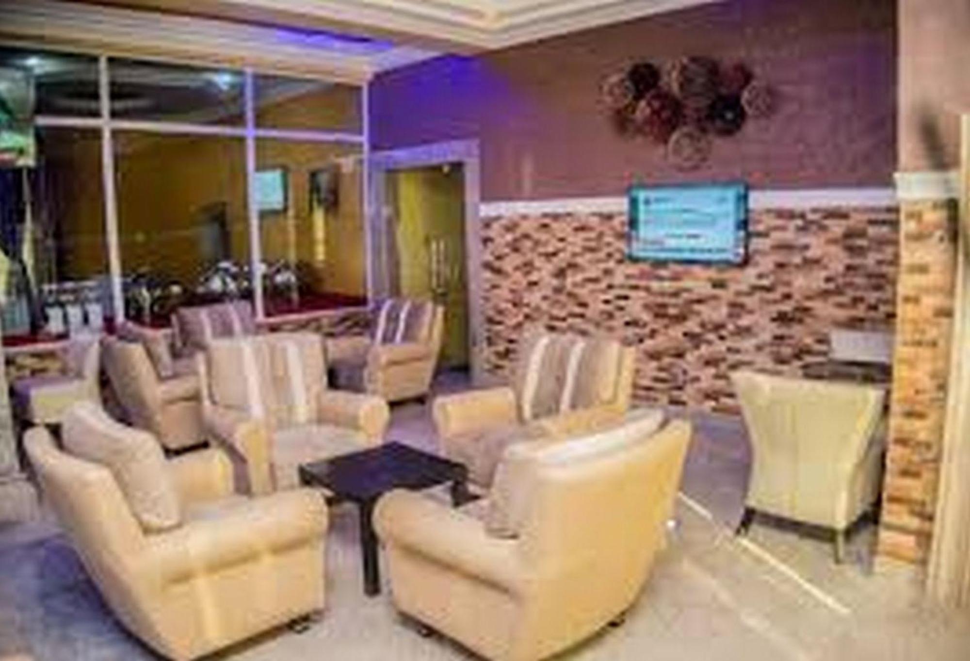Room In Lodge - Hampton Towers Spa Asaba Extérieur photo