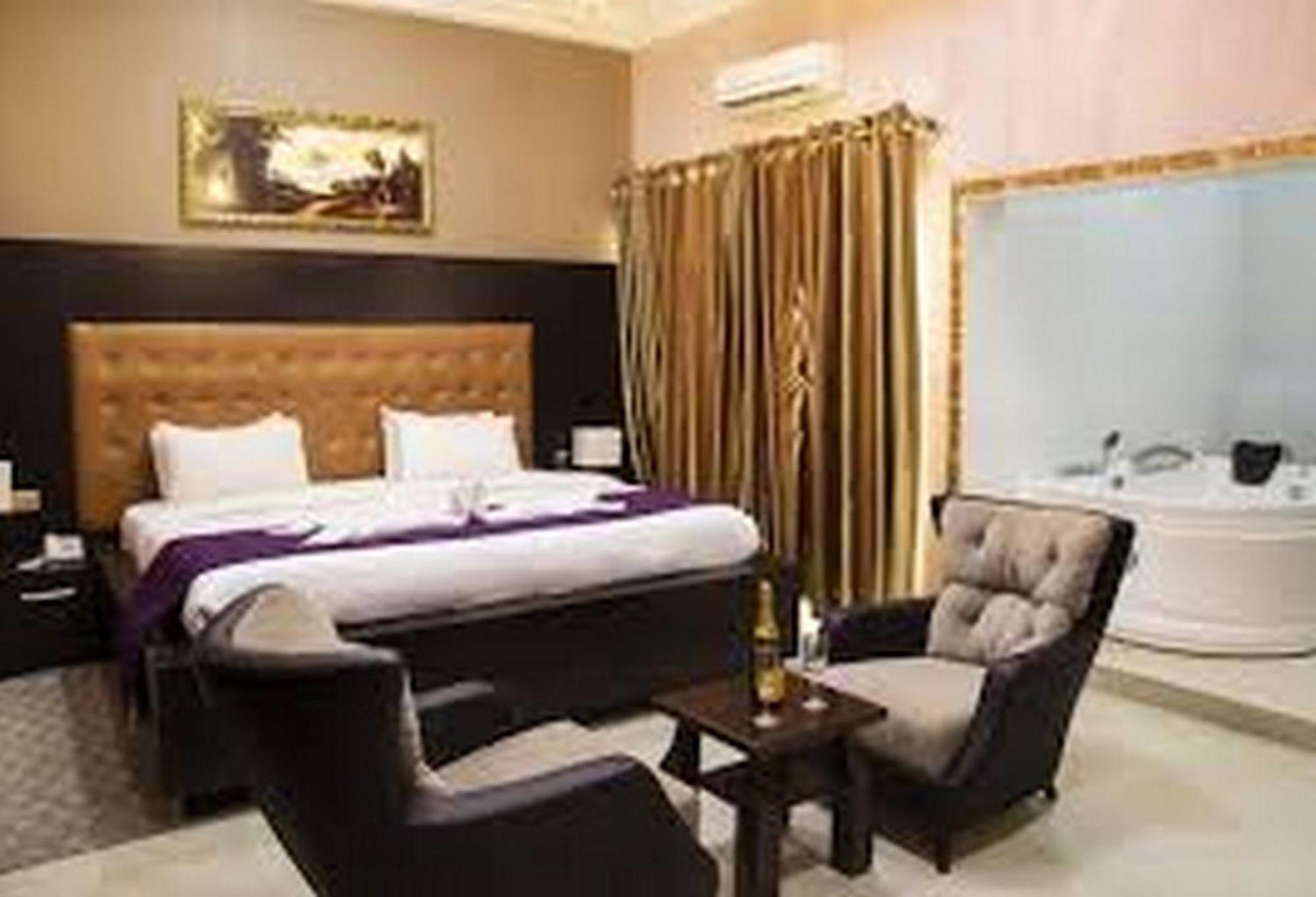 Room In Lodge - Hampton Towers Spa Asaba Extérieur photo