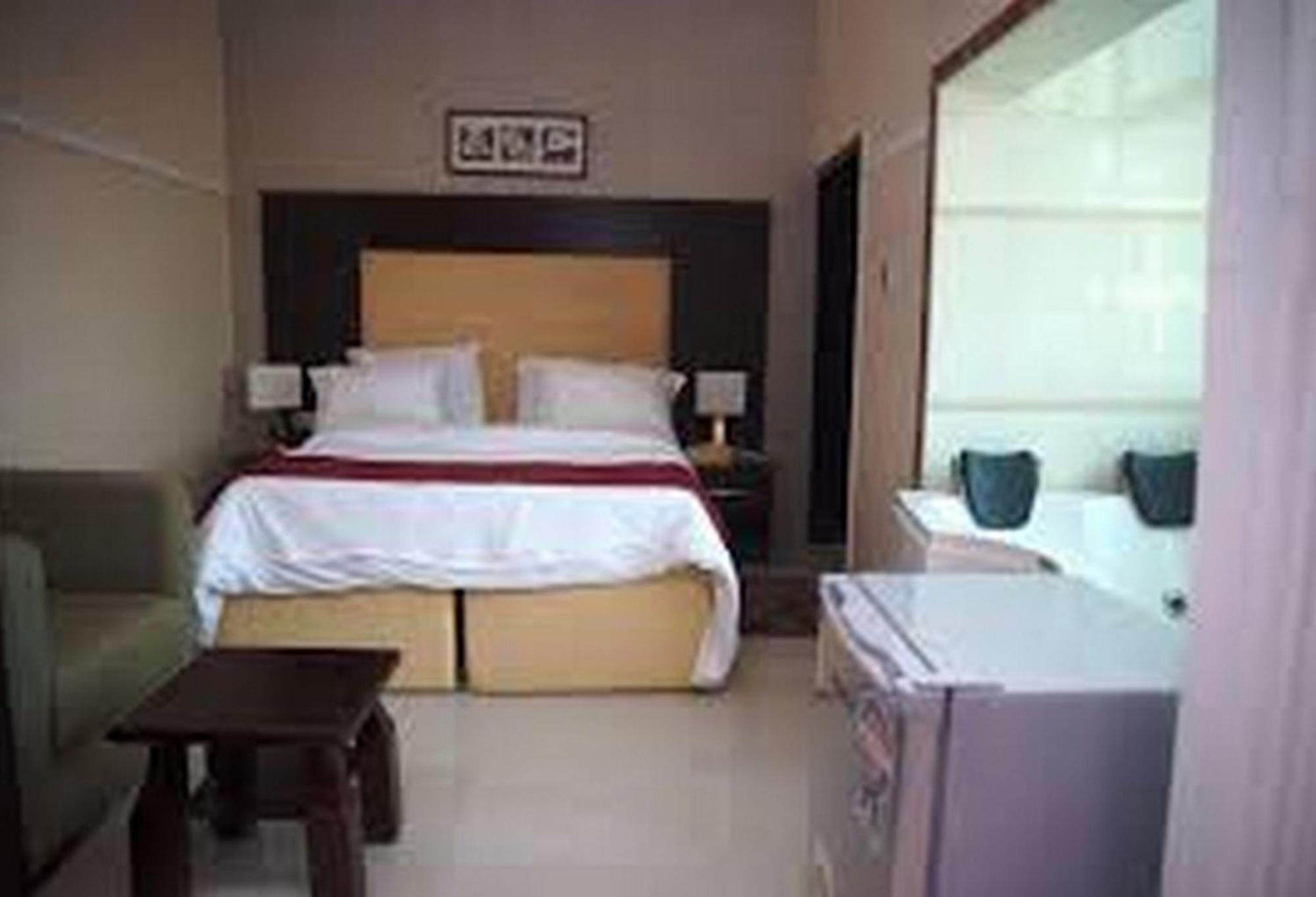 Room In Lodge - Hampton Towers Spa Asaba Extérieur photo