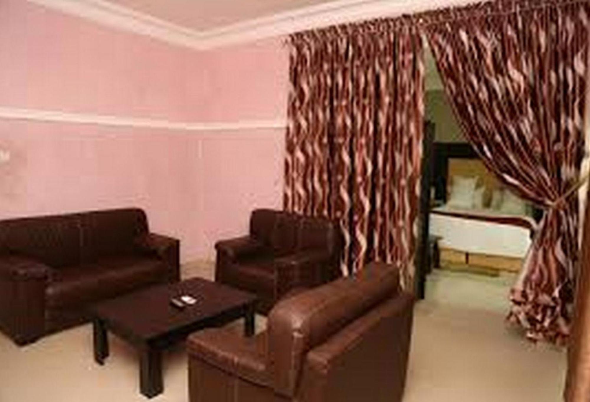 Room In Lodge - Hampton Towers Spa Asaba Extérieur photo