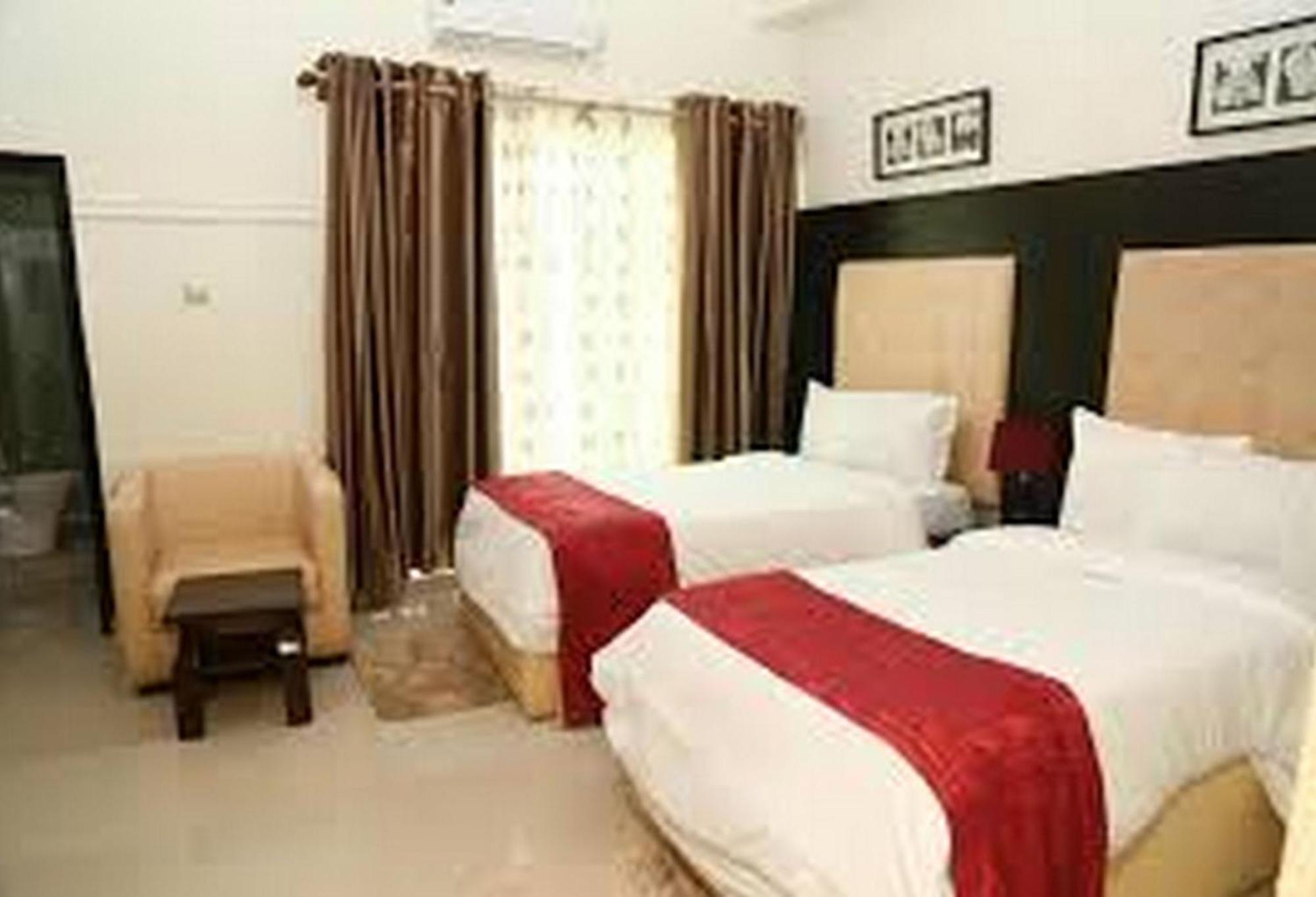Room In Lodge - Hampton Towers Spa Asaba Extérieur photo