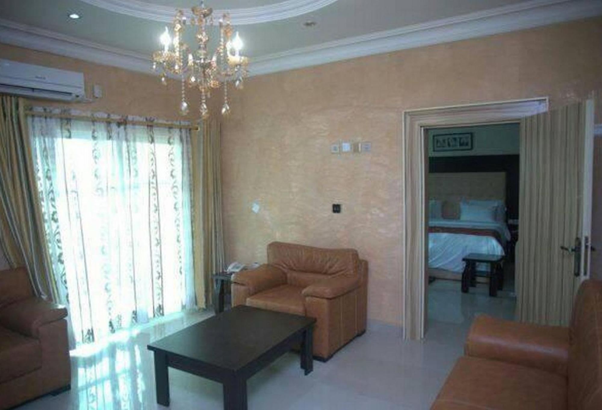 Room In Lodge - Hampton Towers Spa Asaba Extérieur photo